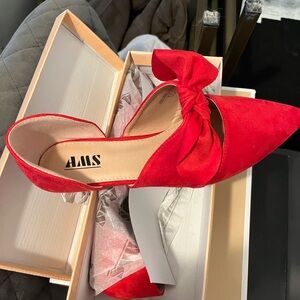 Elegant Red Heels with Bow Detail and Pointed Toe